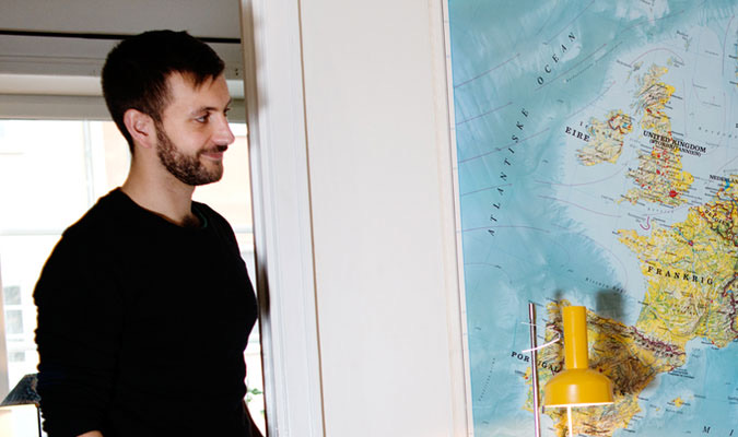 Henric i sin nya lägenhet